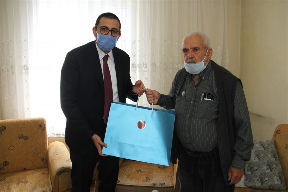 Konya'da Cuma Namazına Duvar Arkasından Uyan Vatandaşa Özel Hediye