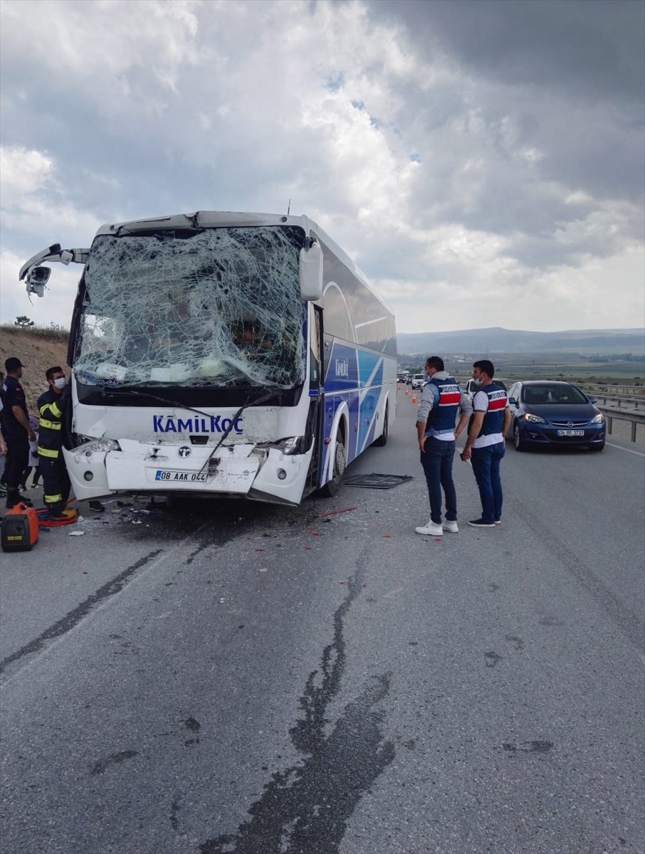 Eskişehir'de Çekiciyle Yolcu Otobüsü Çarpıştı