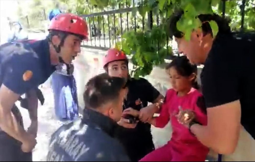 Aksaray'da Eline Korkuluk Demiri Saplanan Çocuk Kurtarıldı