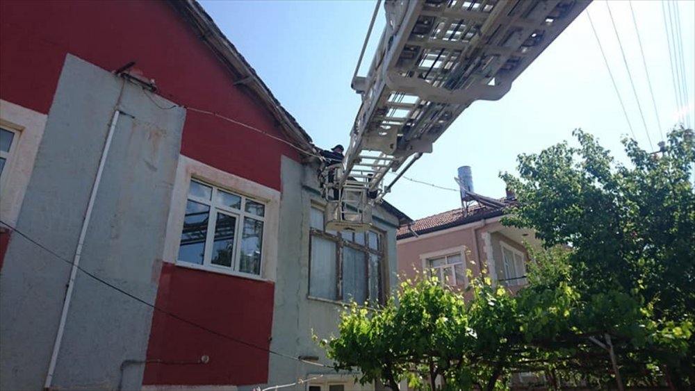 Çatı Arasına Sıkışan Güvercini İtfaiye Ekipleri Kurtardı