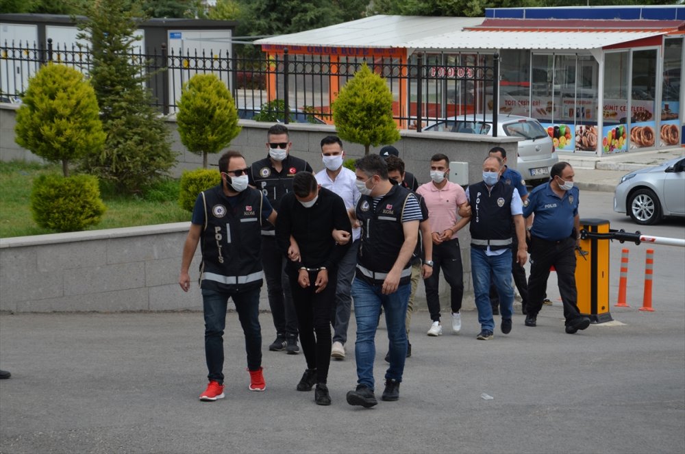 Karaman'da Yakalanan 3 Uyuşturucu Zanlısından 2'si Tutuklandı