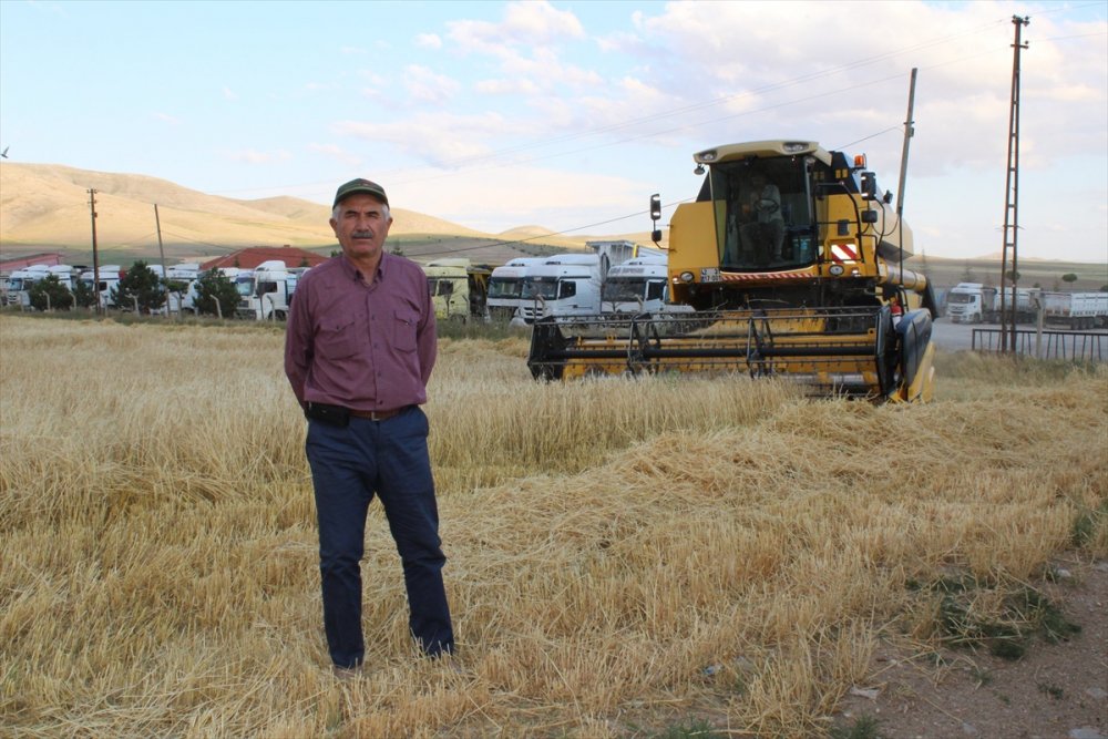 Yunak'ta Sezonun İlk Arpa Hasadı Yapıldı