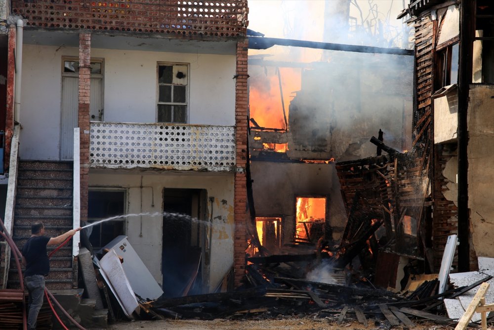 Antalya'nın Tarihi Kaleiçinde Yangın Paniği