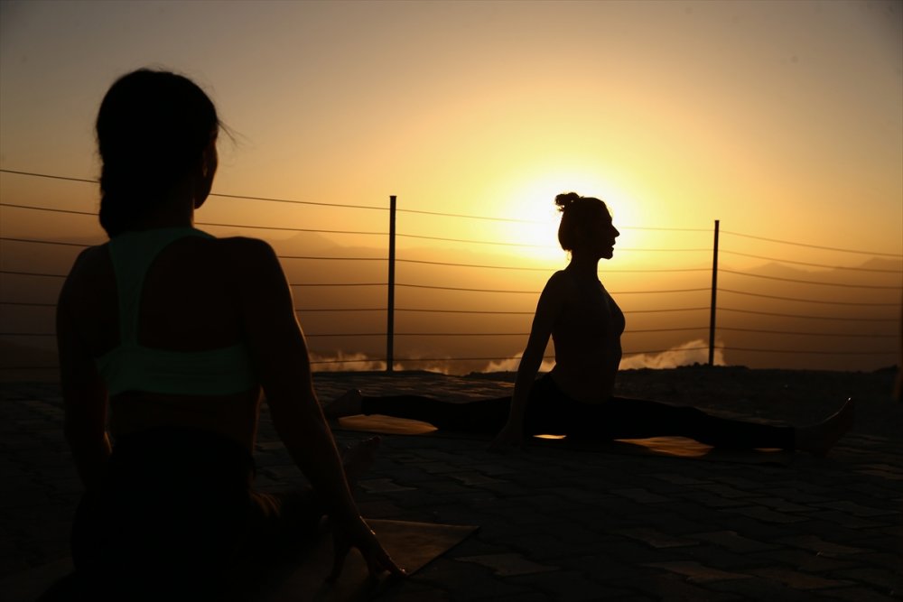 Gün batımında 2365 metre yükseklikte yoga yaptılar