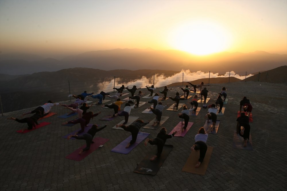 Gün batımında 2365 metre yükseklikte yoga yaptılar