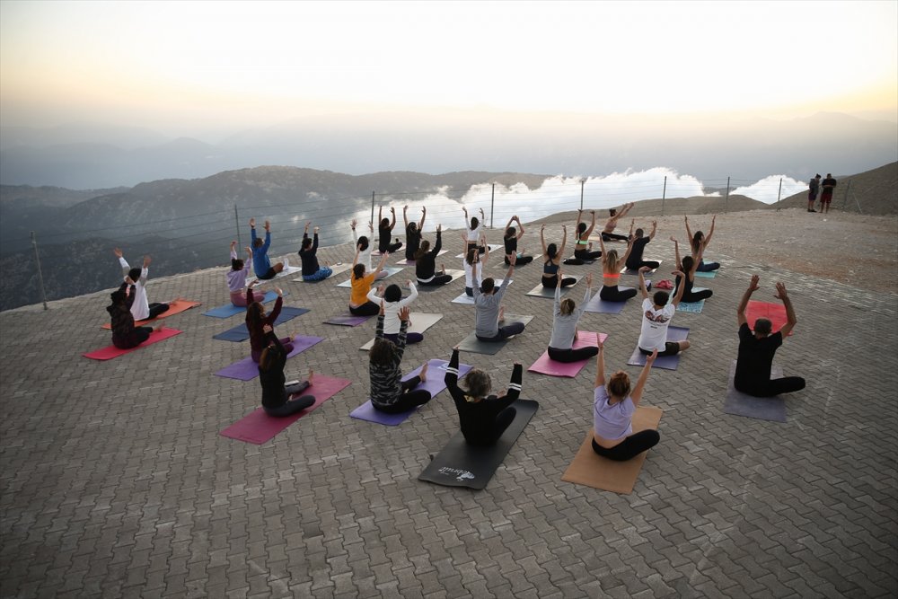 Gün batımında 2365 metre yükseklikte yoga yaptılar