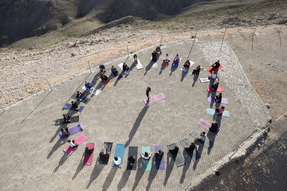 Gün batımında 2365 metre yükseklikte yoga yaptılar
