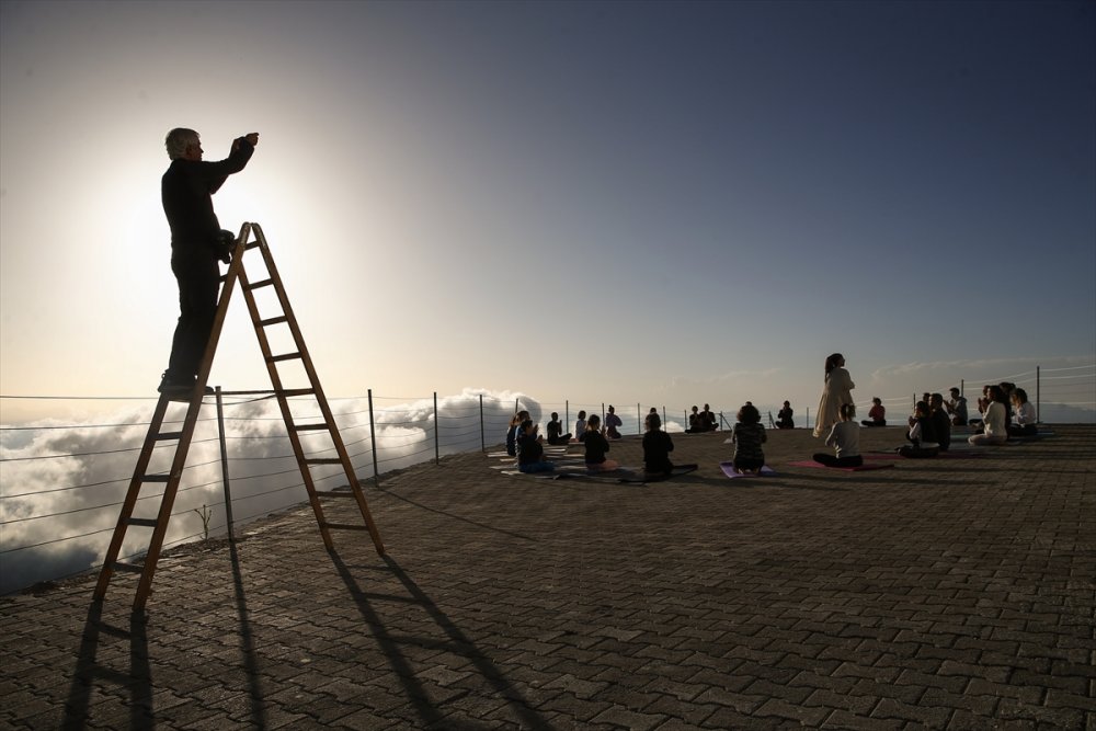 Gün batımında 2365 metre yükseklikte yoga yaptılar