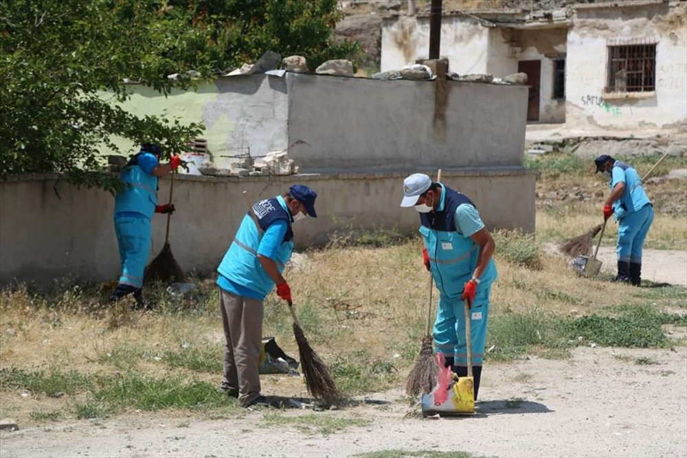 Niğde Belediyesinden Mahalle Temizliği