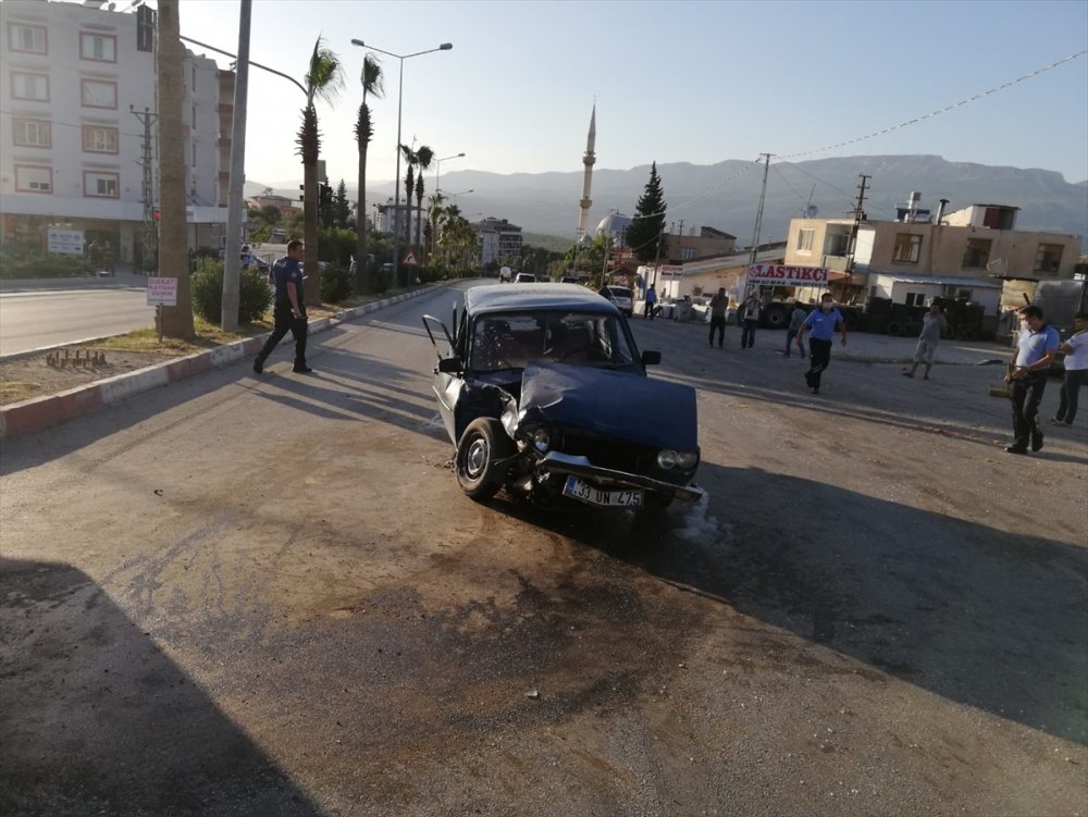 Mersin'de Otomobil İle Kamyonet Çarpıştı: 4 Yaralı