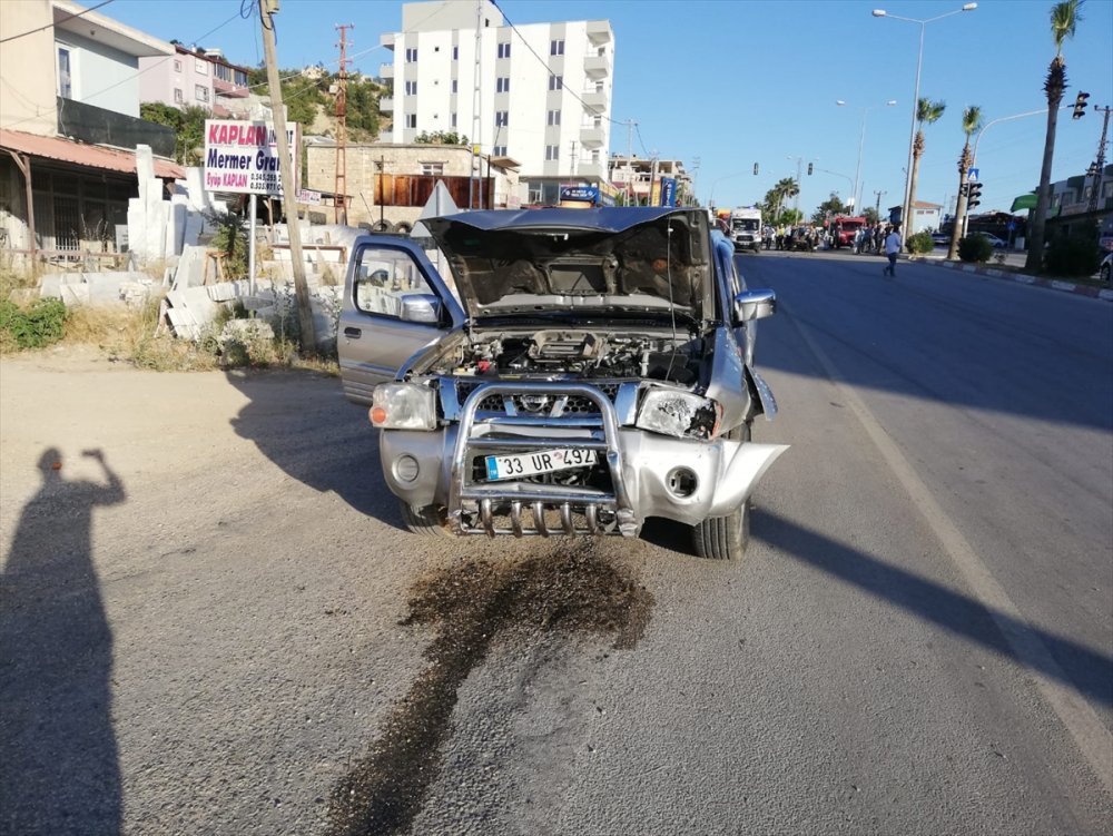 Mersin'de Otomobil İle Kamyonet Çarpıştı: 4 Yaralı