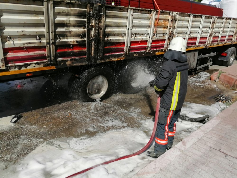 Patlayan Lastiğe Bakarken Canından Oluyordu