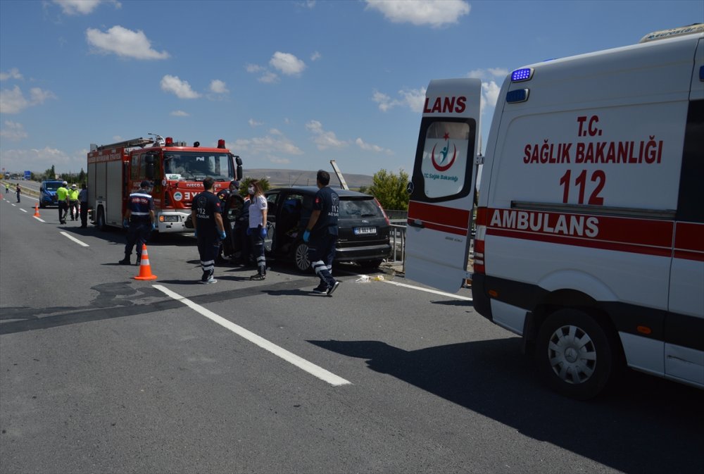 Kayseri'de Otomobil Bariyerlere Çarptı: 1 Ölü, 4 Yaralı