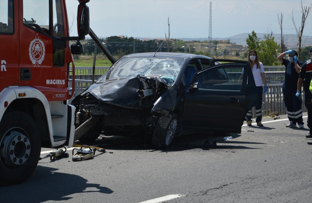 Kayseri'de Otomobil Bariyerlere Çarptı: 1 Ölü, 4 Yaralı