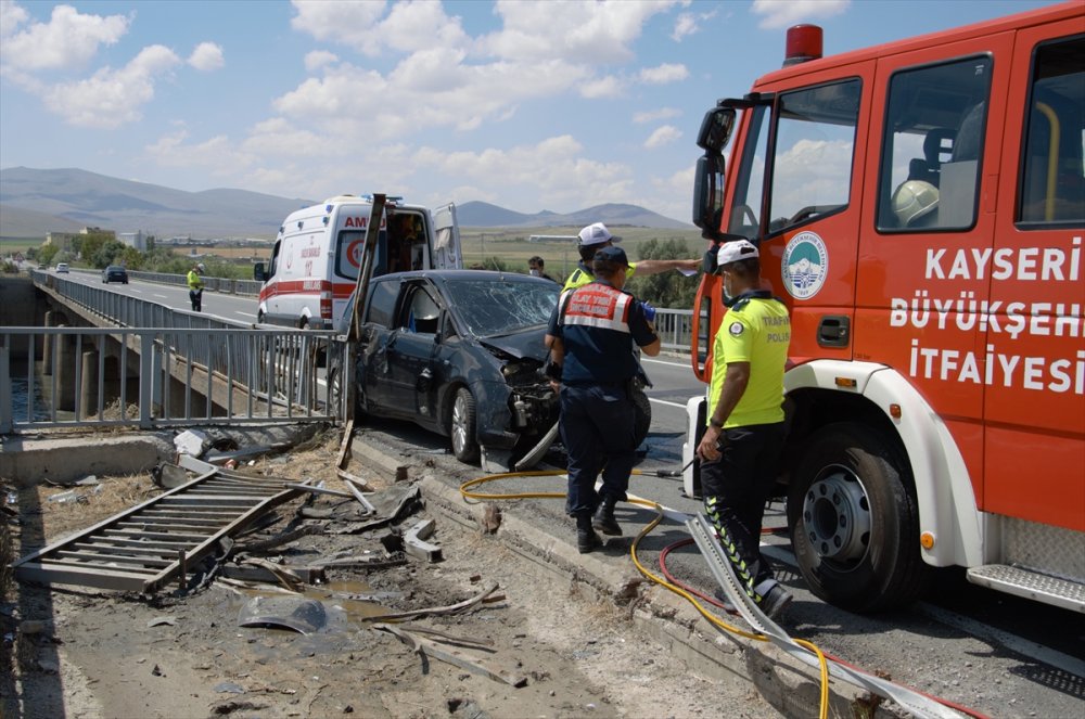 Kayseri'de Otomobil Bariyerlere Çarptı: 1 Ölü, 4 Yaralı