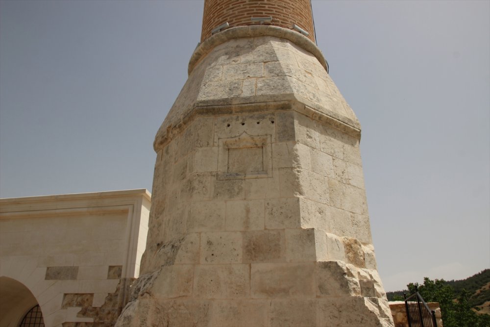 Taç Kapısıyla Ünlü Asırlık Cami, Süslemeleriyle De Dikkati Çekiyor