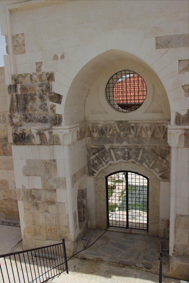 Taç Kapısıyla Ünlü Asırlık Cami, Süslemeleriyle De Dikkati Çekiyor