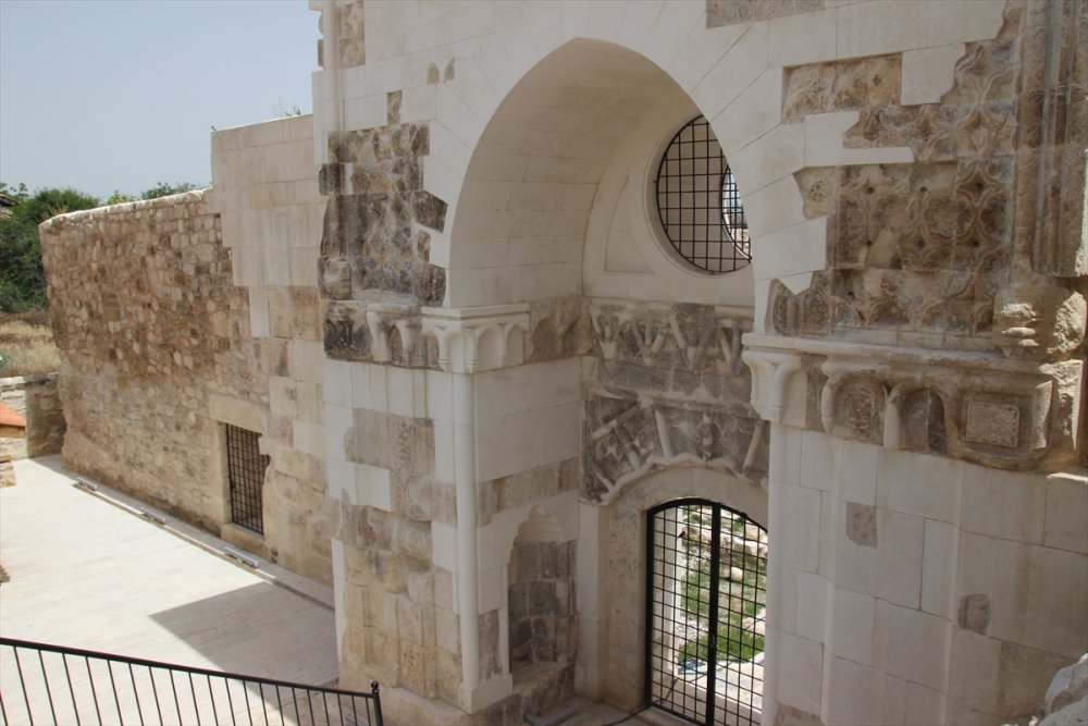 Taç Kapısıyla Ünlü Asırlık Cami, Süslemeleriyle De Dikkati Çekiyor