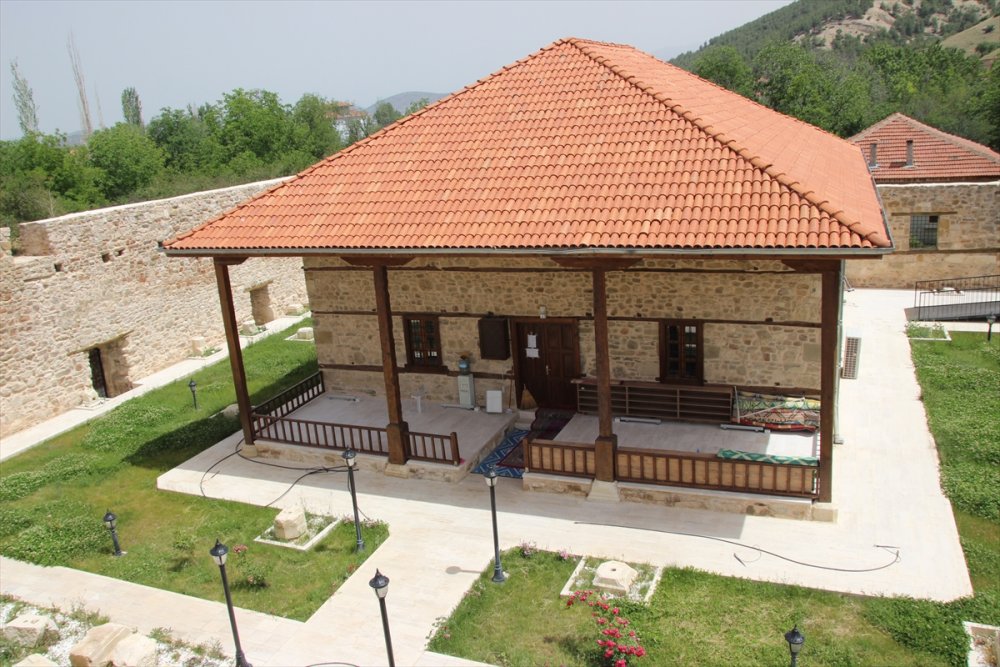 Taç Kapısıyla Ünlü Asırlık Cami, Süslemeleriyle De Dikkati Çekiyor