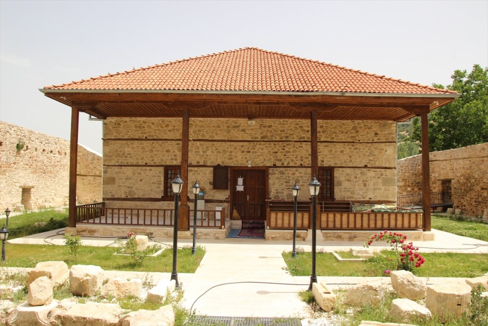 Taç Kapısıyla Ünlü Asırlık Cami, Süslemeleriyle De Dikkati Çekiyor