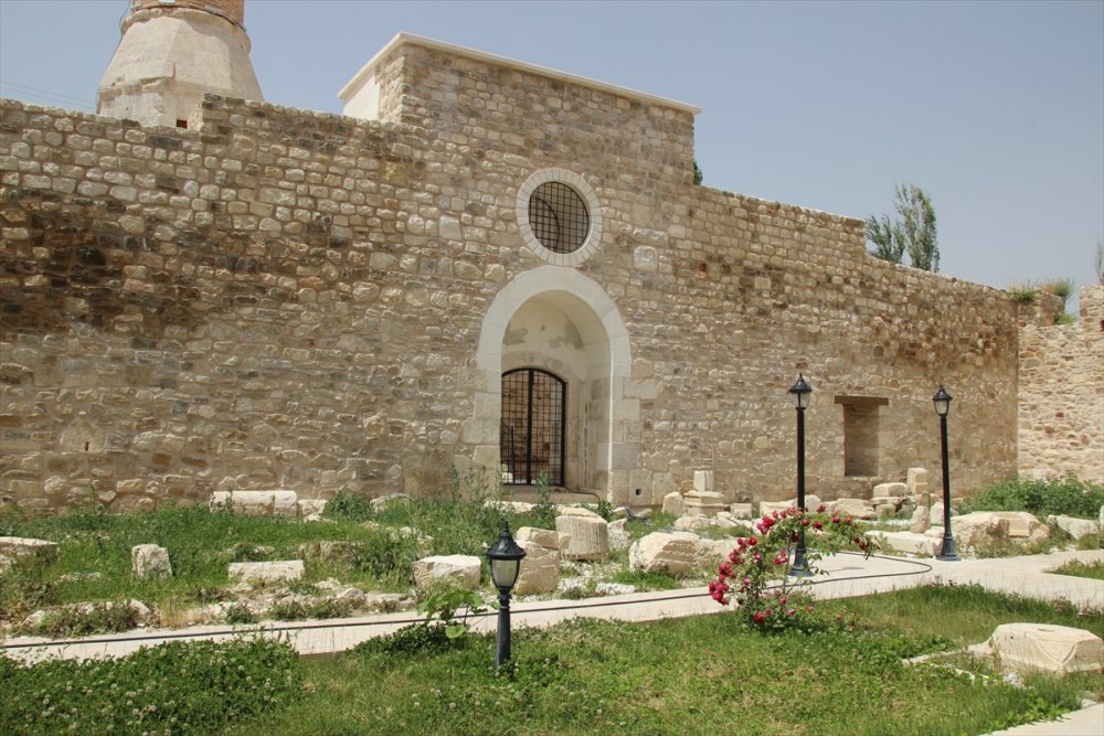 Taç Kapısıyla Ünlü Asırlık Cami, Süslemeleriyle De Dikkati Çekiyor