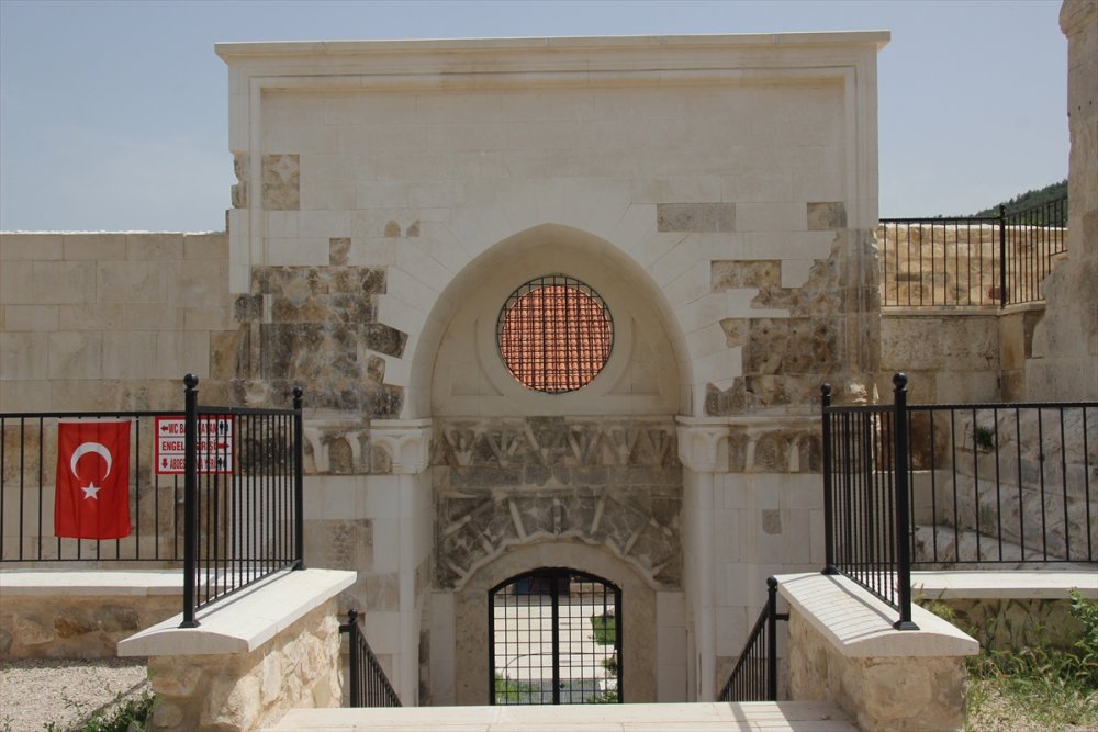 Taç Kapısıyla Ünlü Asırlık Cami, Süslemeleriyle De Dikkati Çekiyor