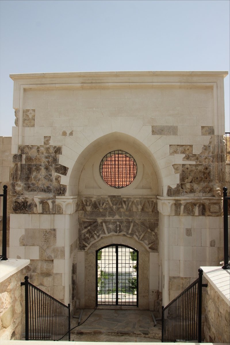 Taç Kapısıyla Ünlü Asırlık Cami, Süslemeleriyle De Dikkati Çekiyor