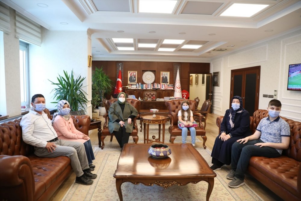 Bakan Zehra Zümrüt Selçuk, Görme Engelli Hafız Ravzanur'u Ağırladı