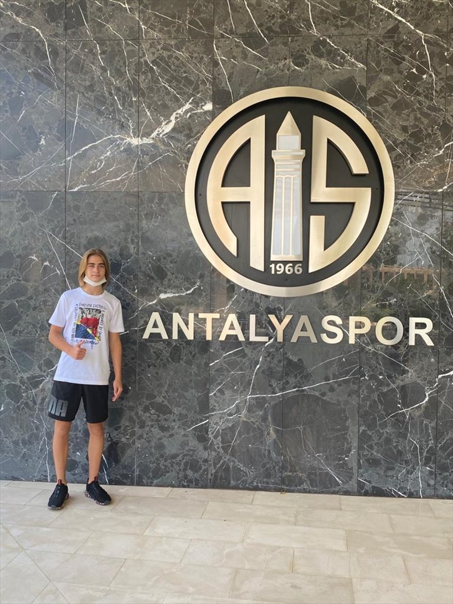 Antalyaspor, 15 Yaşındaki Emre Uzun'la Profesyonel Sözleşme Yaptı