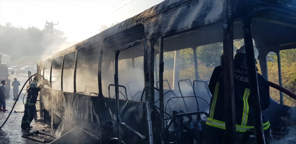 Antalya'da Park Halindeki Servis Otobüsü Yandı