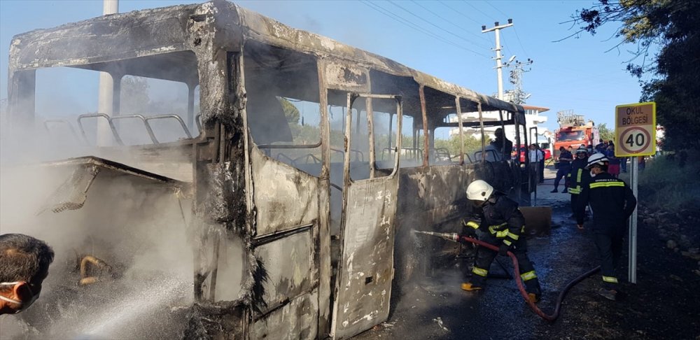 Antalya'da Park Halindeki Servis Otobüsü Yandı