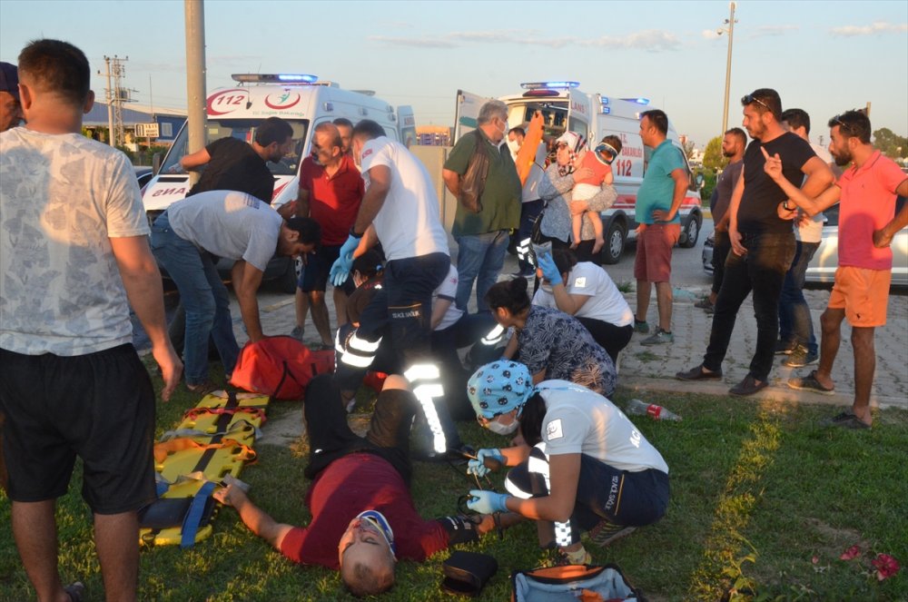 Serik'te Kamyonetle Otomobil Çarpıştı: 3 Yaralı