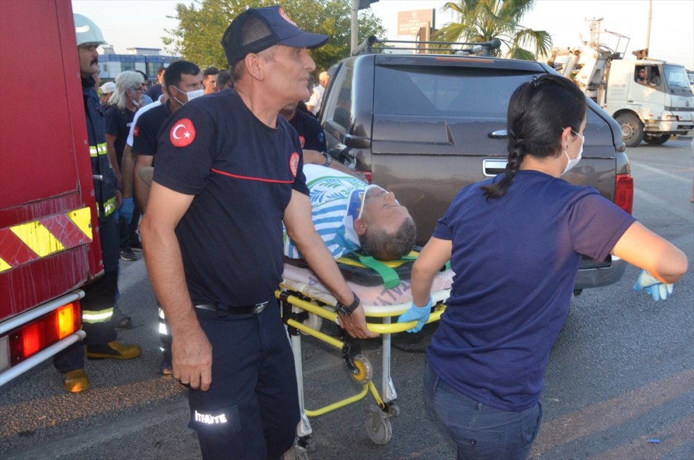 Serik'te Kamyonetle Otomobil Çarpıştı: 3 Yaralı