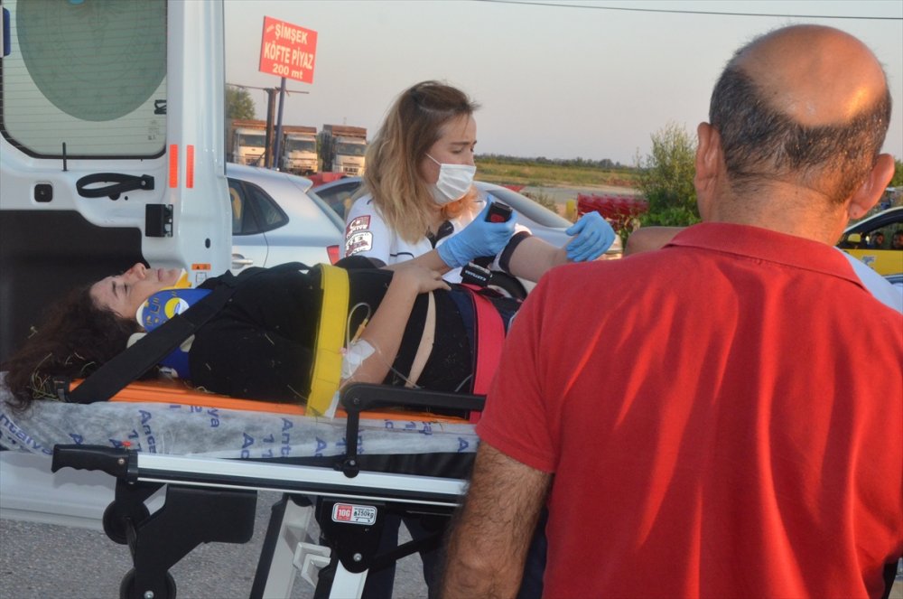 Serik'te Kamyonetle Otomobil Çarpıştı: 3 Yaralı