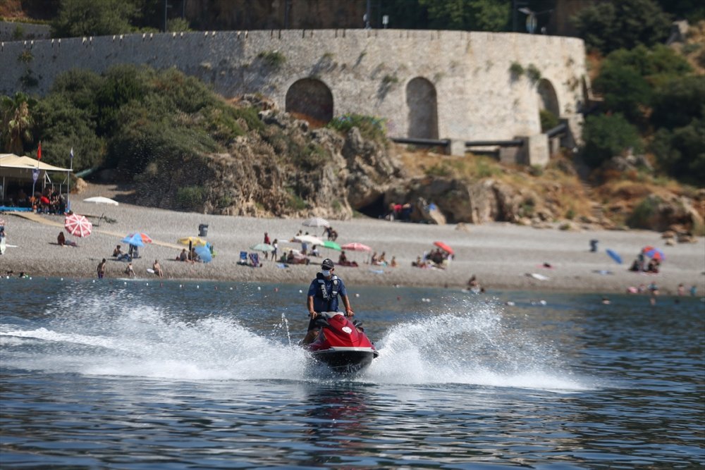 Konyaaltı Plajı'nda Türkçe, Rusça ve İngilizce Uyarı