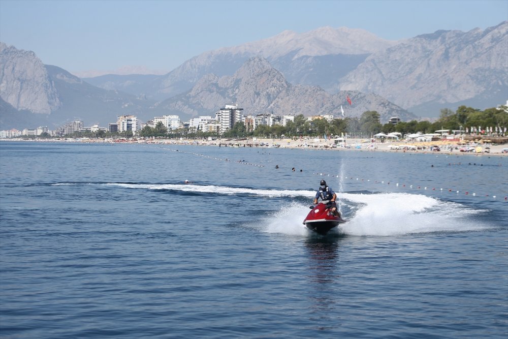 Konyaaltı Plajı'nda Türkçe, Rusça ve İngilizce Uyarı