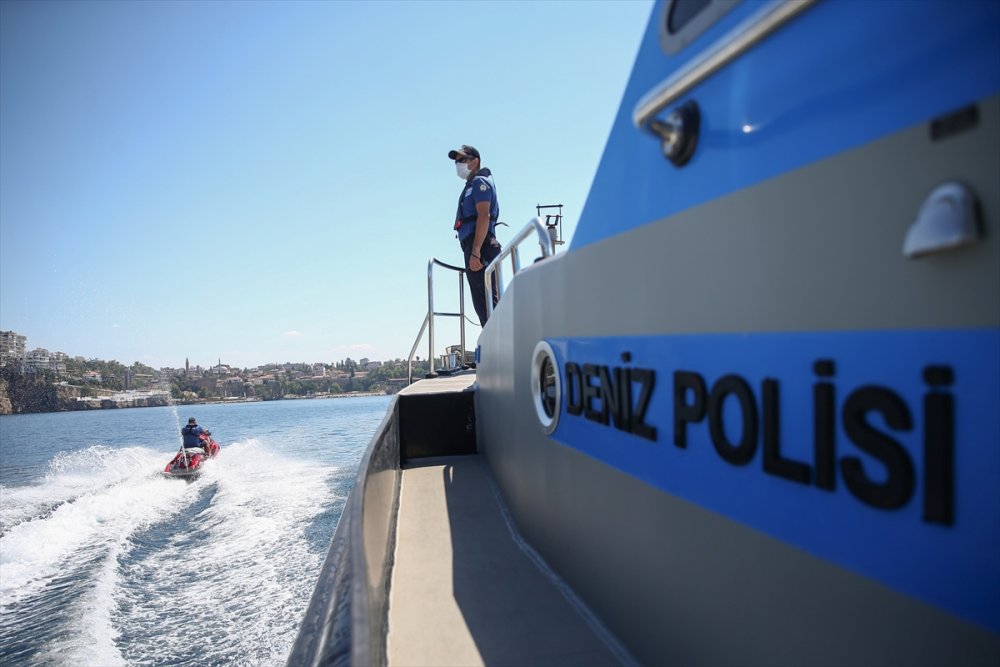 Konyaaltı Plajı'nda Türkçe, Rusça ve İngilizce Uyarı