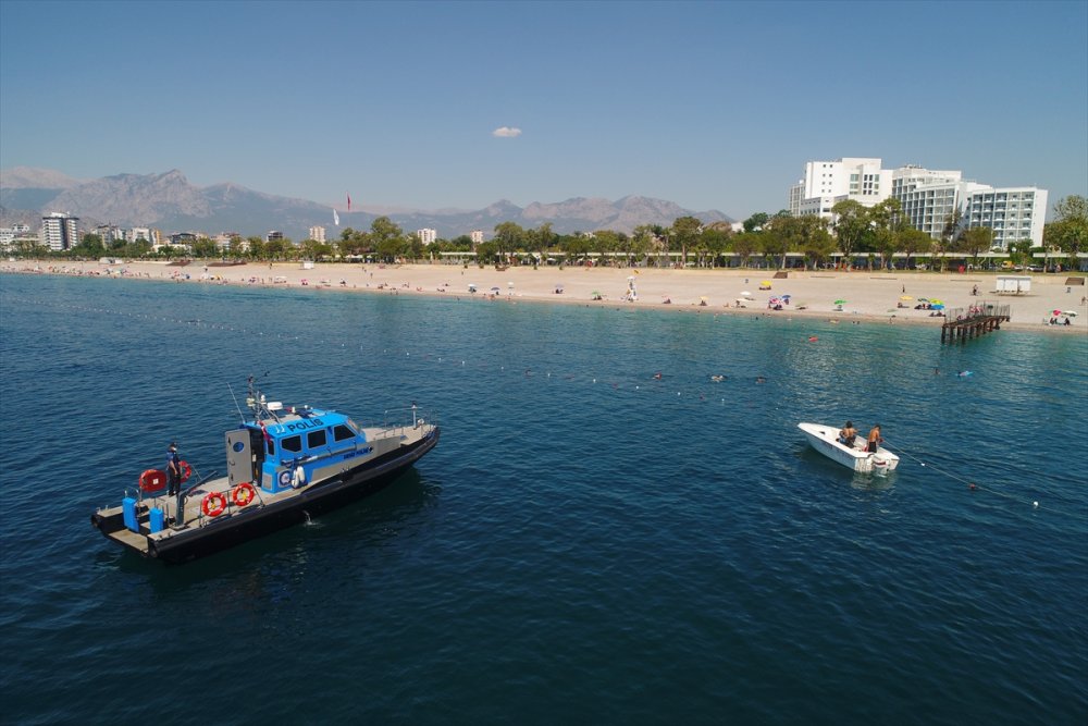 Konyaaltı Plajı'nda Türkçe, Rusça ve İngilizce Uyarı