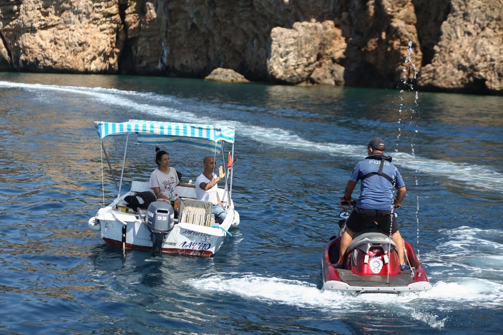 Konyaaltı Plajı'nda Türkçe, Rusça ve İngilizce Uyarı