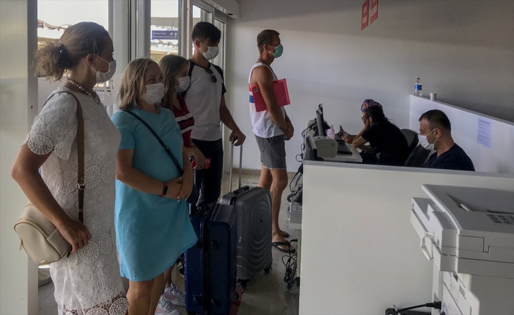 Turistlerin Koronavirüs Tedbirli Yolculuğu