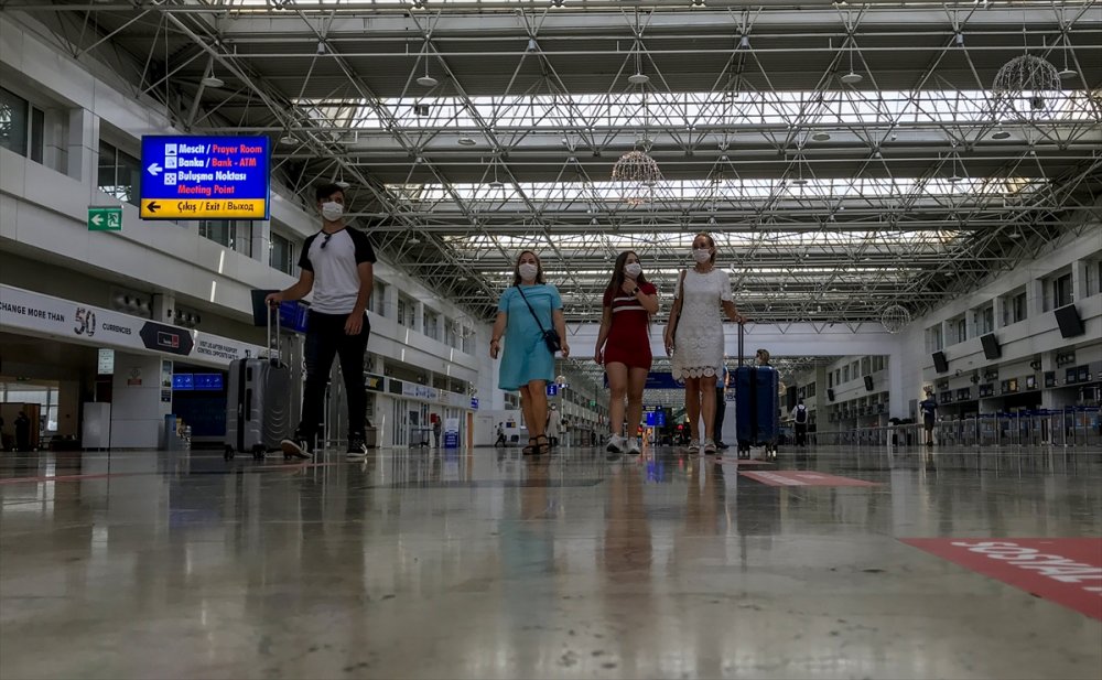Turistlerin Koronavirüs Tedbirli Yolculuğu