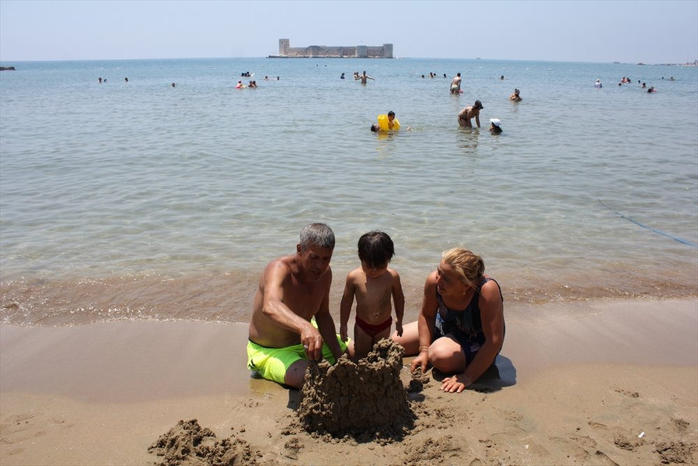 Sıcak Havada Mersinliler Sahile Akın Etti