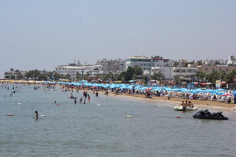 Sıcak Havada Mersinliler Sahile Akın Etti