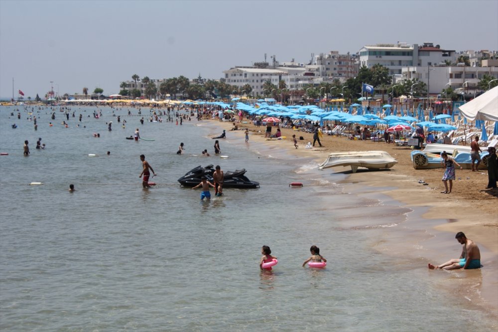 Sıcak Havada Mersinliler Sahile Akın Etti