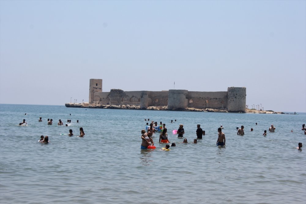 Sıcak Havada Mersinliler Sahile Akın Etti