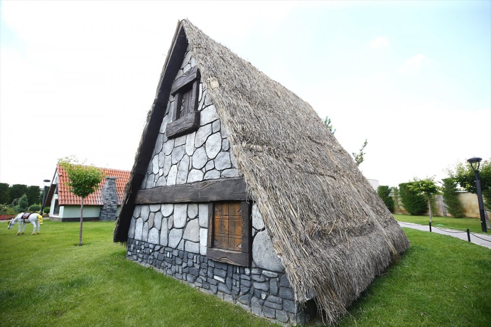 Küçüklere ve Büyüklere Hitap Ediyor