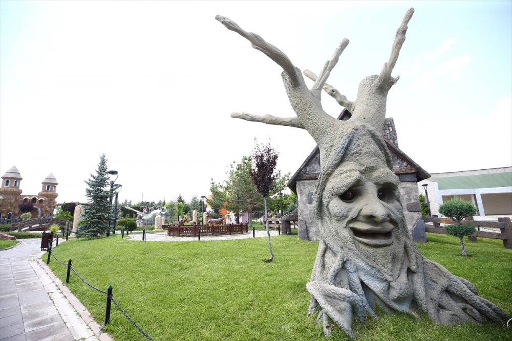 Küçüklere ve Büyüklere Hitap Ediyor