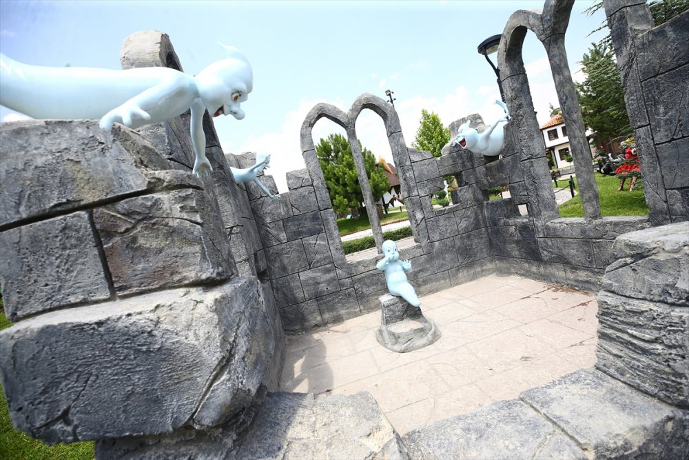 Küçüklere ve Büyüklere Hitap Ediyor