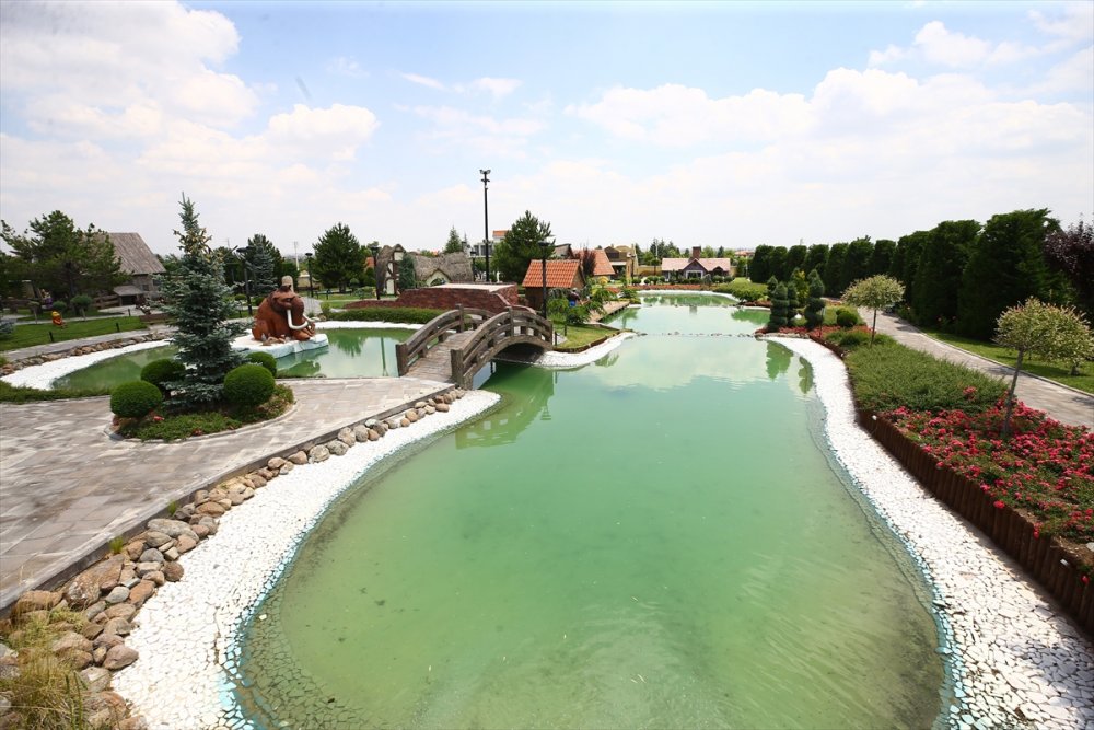 Küçüklere ve Büyüklere Hitap Ediyor