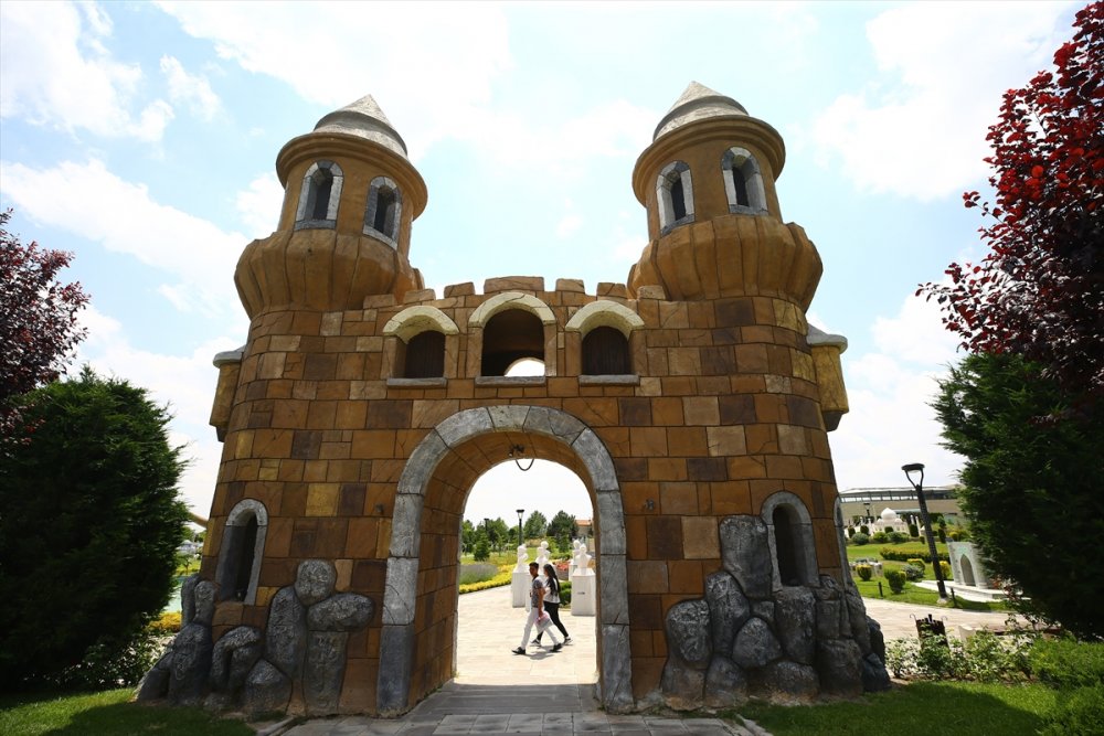 Küçüklere ve Büyüklere Hitap Ediyor